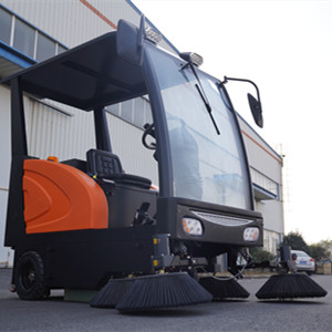 榮事達(dá)駕駛式掃地機(jī) 榮事達(dá)駕駛式掃地機(jī).jpg